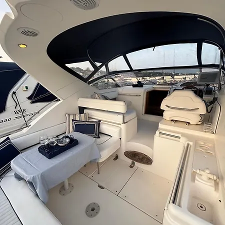 A Bordo De Un Barco En La Costa Del Sol Botel Marbella
