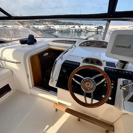 A Bordo De Un Barco En La Costa Del Sol بوتيل *