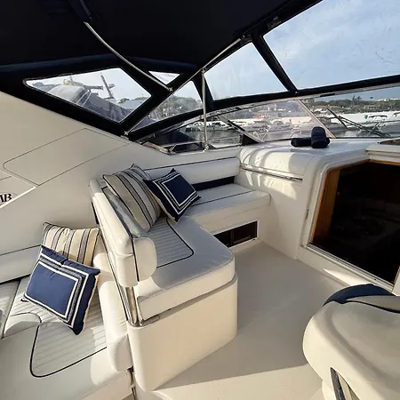 A Bordo De Un Barco En La Costa Del Sol ماربيا