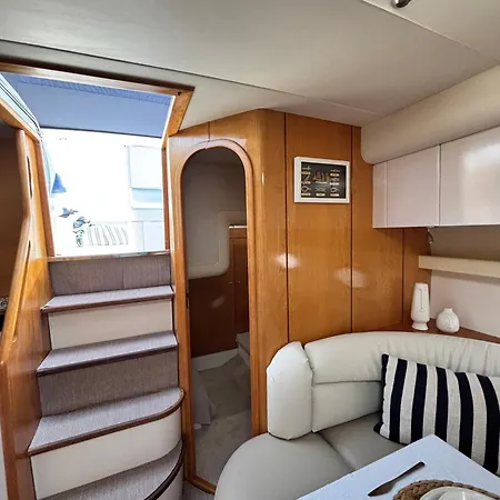 A Bordo De Un Barco En La Costa Del Sol بوتيل ماربيا