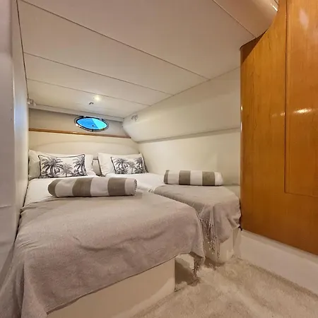 A Bordo De Un Barco En La Costa Del Sol Hotel en barco *