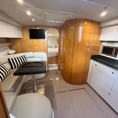 بوتيل A Bordo De Un Barco En La Costa Del Sol *